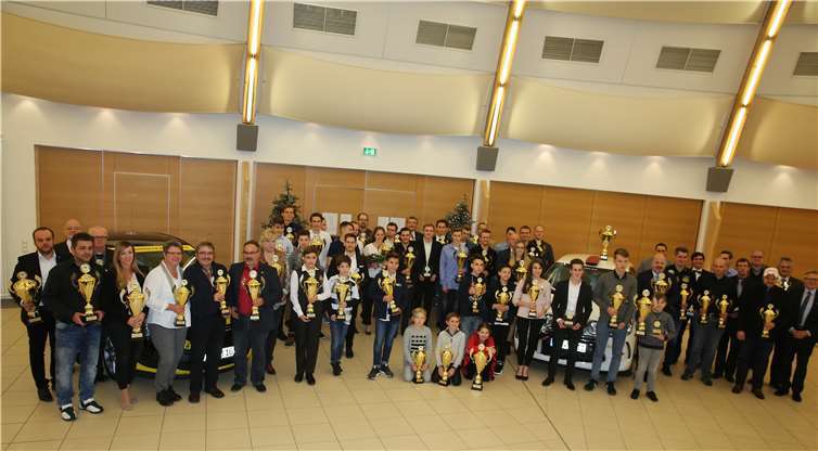 Die Geehrten mit ihren Pokalen. Roland Schäfges - myfoto24.eu