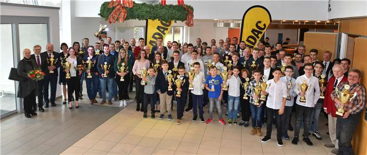 Die Geehrten, mit ihren Pokalen und Präsenten auf einem Blick. privat