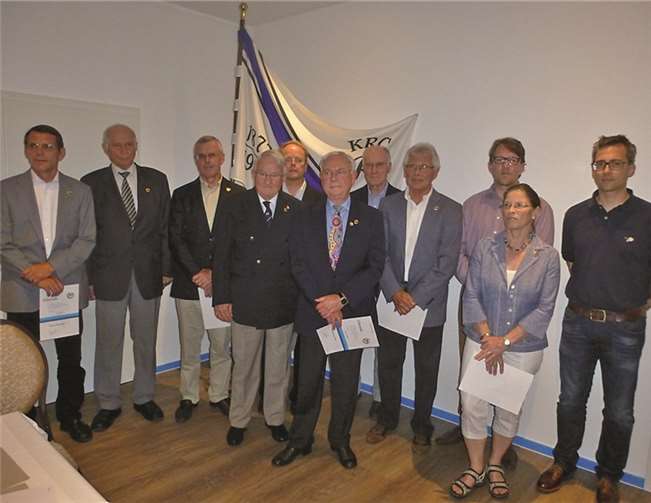 Die Geehrten mit ihren Urkunden. Privat