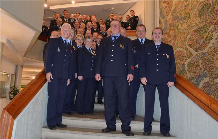 Die Geehrten stellten sich gemeinsam mit Landrat Frank Puchtler zu einem Gruppenfoto. Foto: privat