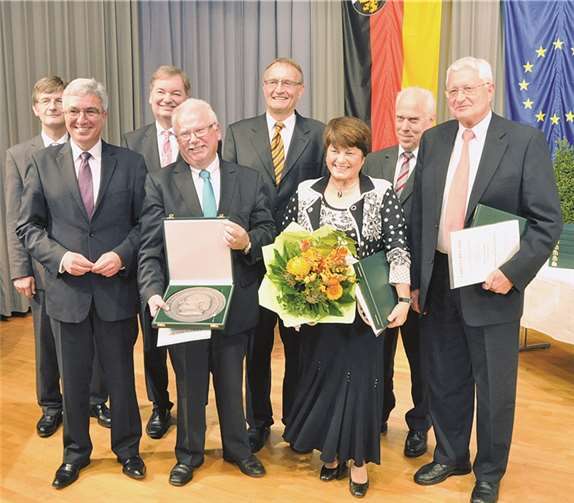 Die Geehrten stellten sich gemeinsam mit Minister zum Gruppenbild. -BS-