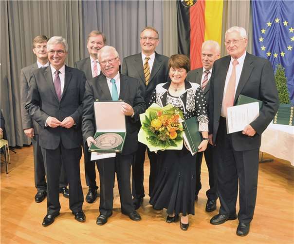 Die Geehrten stellten sich gemeinsam mit Minister zum Gruppenbild. -BS-