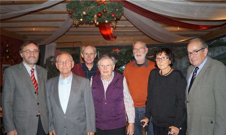 Die Geehrten stellten sich zum Erinnerungsfoto (von links): der Ortsverbandsvorsitzende Hans Werner Kaiser, Helmut Scheidgen, Werner Frye, Margot Honnef, Hans-Peter Benz, Christa Hausen und Gregor Weiler als stellvertretender Kreisvorsitzender.privat