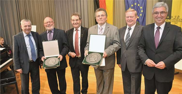 Die Geehrten stellten sich zum Gruppenfoto. -BS-