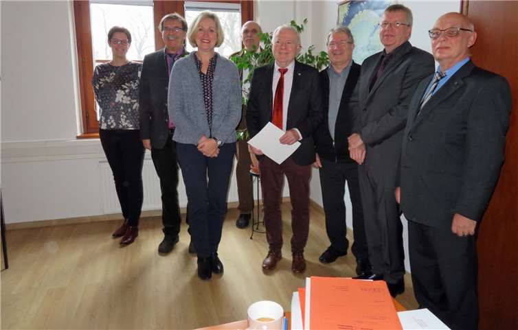 Die Geehrten und Ernannten mit den Funktionsträgern. Fotos: MKA