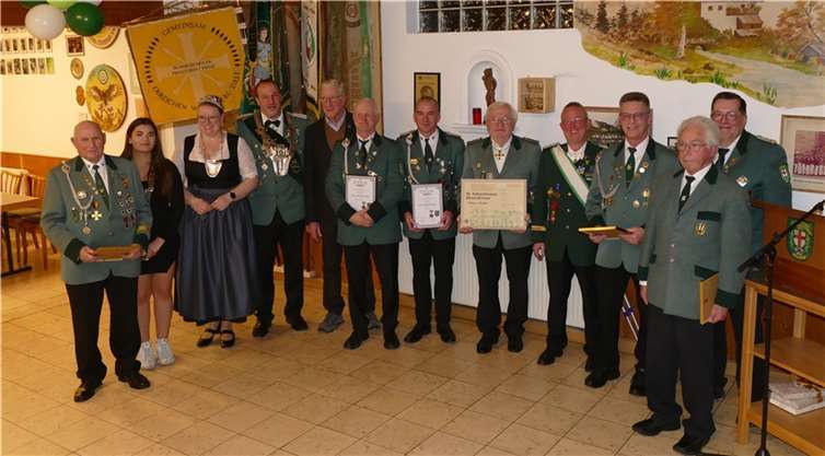 Die Geehrten: v.li. Ernst Peter Quirin, Bundesschülerprinzessin Maria Pischke, Bundeskönigspaar Michael und Susanne Kaul, 1. Beigeordneter Albert Weiler, Michael Salm, Maik Pischke, Christian Mattlener, Bezirksbundesmeister Achim Berens, Hermann-Josef Vogt, Ewald Nickenig und Brudermeister Dieter Maurer. Quellen: St. Seb. Schützenbruderschaft 1872 Mülheim