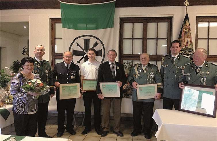 Die Geehrten (v.li.): Paula Lorscheid, Alexander Knopp, Willi Effern, Marius Hömig, Bruno Nies, Werner Ehlen, Jörg Weidenbach und Manfred Lorscheid. privat