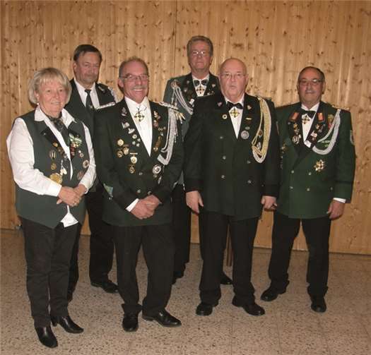 Die Geehrten (v.l.n.r.): Diözesandamenreferentin Irene Rausch, Schießmeister Horst Günter Krajewski, Brudermeister Hans Werner Schneider, zweiter Brudermeister Albert Meurer, Kassierer Werner Rüber und Bezirksbundesmeister Jürgen Rausch. privat