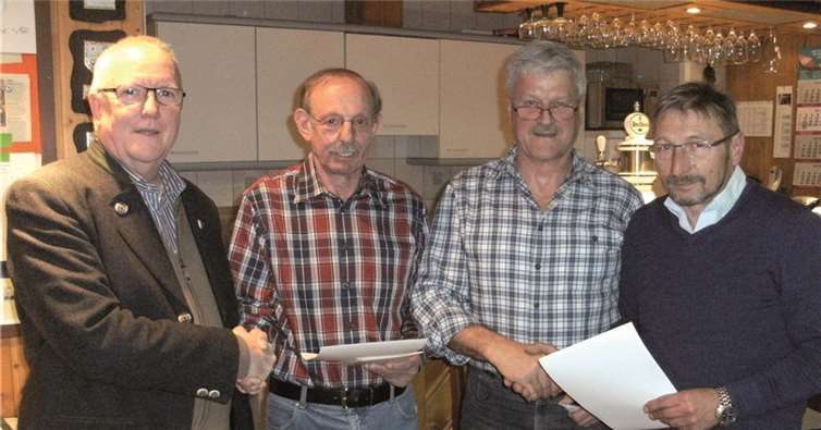 Die Geehrten (v.l.n.r.): Günther Sterzer, Sportwart, Klaus Mützenich (40 Jahre), Stefan Weber, 1. Vorsitzender und Georg Motzny 25 Jahre. Nicht auf dem Bild die verhinderten zu ehrenden Lothar Schnitzler und Rainer Schmitz für jeweils 40 Jahre Vereinszugehörigkeit. privat