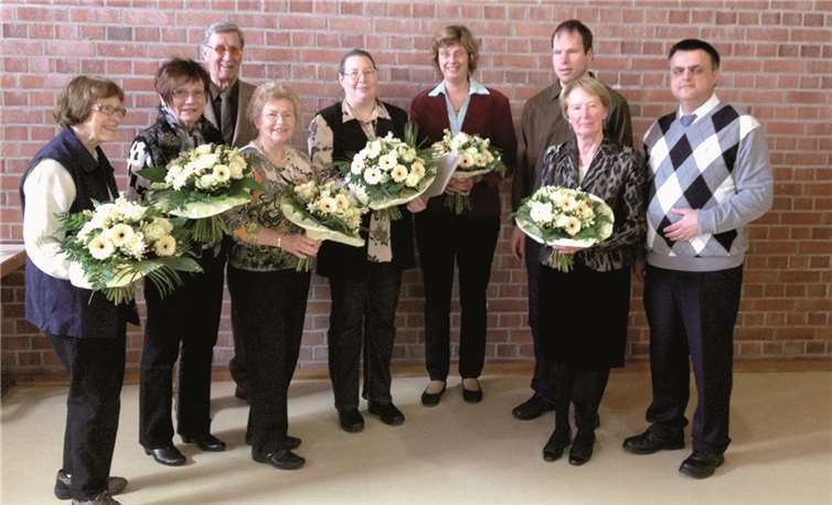 Die Geehrten wurden mit einem Blumenstraß bedacht. privat