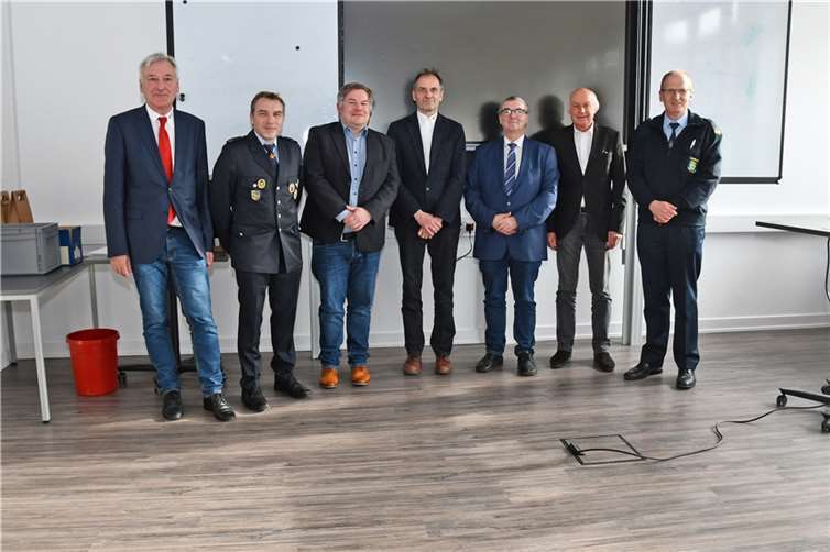 Landrat übergibt vollausgestatte Fahrzeuge für Notfallrettung an DRK-Ortsvereine Die Geehrten zusammen mit Landrat Dr. Alexander Saftig (3.v.r.), der Spitze des DRK Mayen-Koblenz Bernhard Mauel (2.v.r.) und Bernhard Schneider (1.v.l.) sowie Brand- und Katastrophenschutzinspekteur Rainer Nell (1.v.r.). Foto: Kreisverwaltung/Schäfer