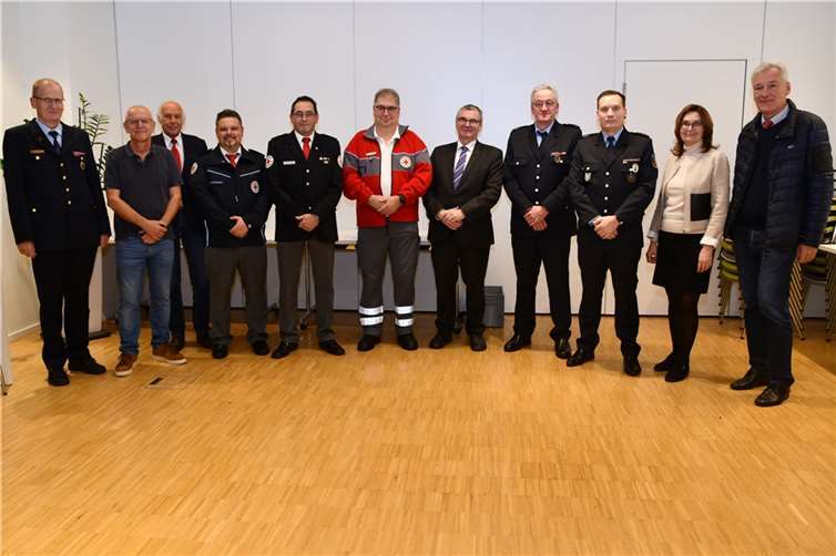 Die Geehrten zusammen mit Landrat Dr. Alexander Saftig (5.v.r.), der Spitze des DRK Mayen-Koblenz Bernhard Mauel (3.v.l.), MdB Mechthild Heil (2.v.r.) und Bernhard Schneider (1.v.r.) sowie Brand- und Katastrophenschutzinspekteur Rainer Nell (1.v.l.).. Foto: Kreisverwaltung Mayen-Koblenz
