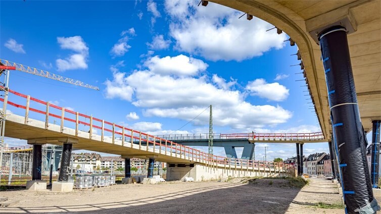 Die Geh- und Radwegbrücke zwischen Rauental und Goldgrube erstreckt sich nun über ihre volle Länge von 444 Metern.