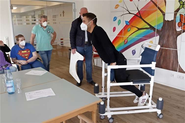 Die Gehwagen wurden eingewiesen und auf Herz und Nieren getestet. Hier wurde die Standfestigkeit auf die Probe gestellt. Fotos: privat