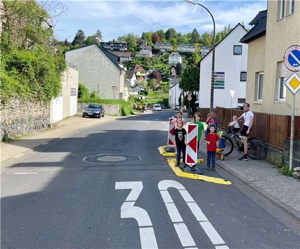 Die Gehwegnase soll den Kraftfahrzeugverkehr einbremsen und den Fußgängern eine sicherere Querung der Bergstraße ermöglichen.  Foto: Rita Schäfer