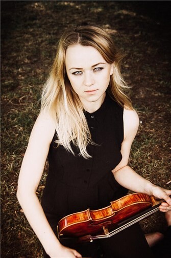 Die Geigerin Ieva Paukstyte und das Orchester des Kreises Ahrweiler eröffnen am 6. Dezember um 16 Uhr in der Villa Sibilla die diesjährigen Uferlichter 2025.  Foto: Roman Drits