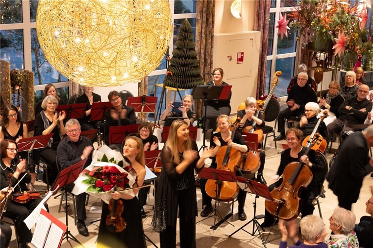Die Geigerin Ieva Paukstyte und das Orchester des Kreises Ahrweiler eröffneten die Uferlichter im Foyer der Villa Sibilla mit einem stimmungsvollen Konzert.  Foto: M. Monreal/OdKAW