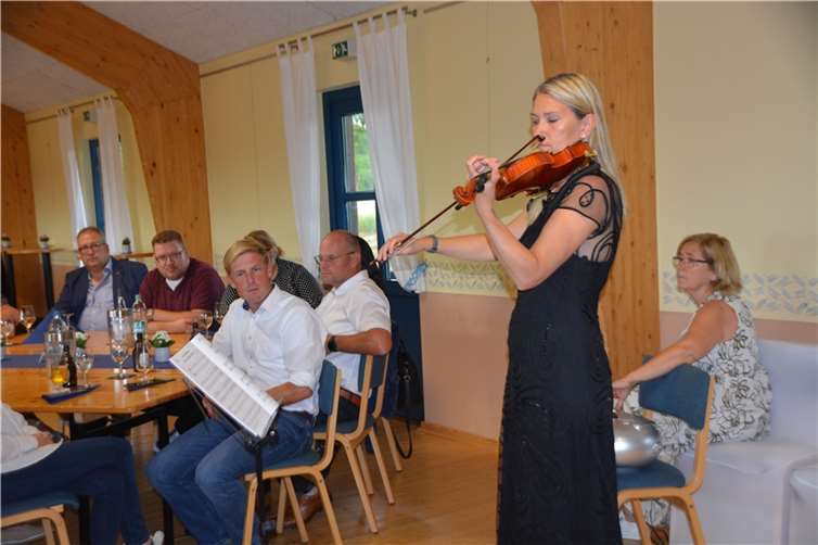Die Geigerin Senta Kraemer begleitete die Veranstaltung musikalisch.