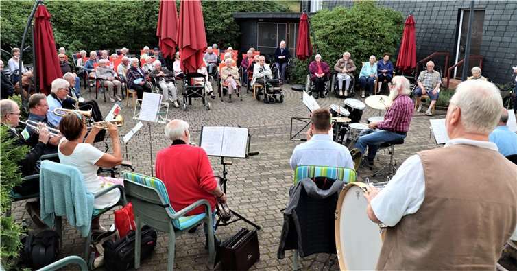 Die Gelbachtaler Musikanten begeisterten mit einem Gute-Nacht-Konzert vor dem Seniorenzentrum im Buchfinkenland. Foto: Uli Schmidt