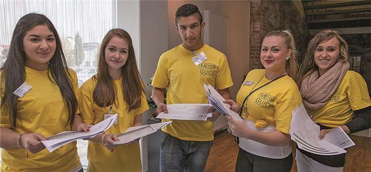 Die „Gelben Engel“ von der Tomburg-Realschule waren wichtige Ansprechpartner für die mehr als 2000 Besucher der 14. Rheinbacher Ausbildungsmesse. VJ