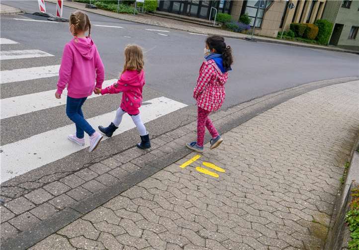 Zieleinlauf für die „Gelben Füße“ Die „Gelben Füße“ geben den Saffiger Kindern künftig eine Orientierung für einen sicheren Schul- und Kitaweg.