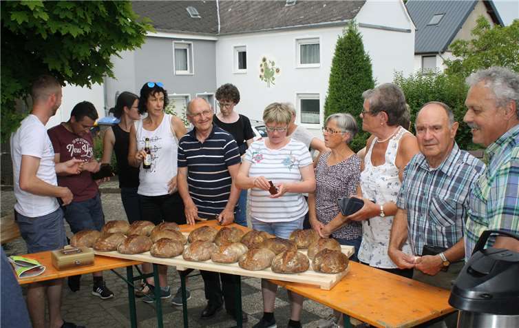 Die Geldbörsen waren bereits gezückt. Doch noch mussten die Brotfreunde abwarten, bis die frisch aus dem Backes entnommenen 750-Gramm-Laibe ein wenig abgekühlt waren. TE