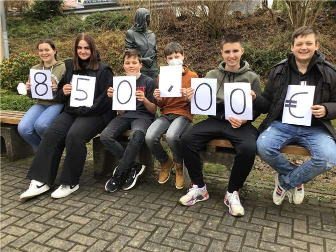 Die Geldspende in Höhe von 850,00 Euro ist durch den Weihnachtsverkauf der Sozial-AG am Elternsprechtag und durch den Spendenlauf der jetzigen Klasse 10a zustande gekommen. Foto: privat