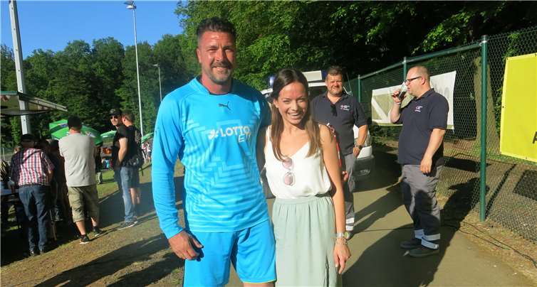 Die Gelegenheit, ein Foto mit Dimo Wache zu machen,lässt diese Besucherin sich nicht entgehen.