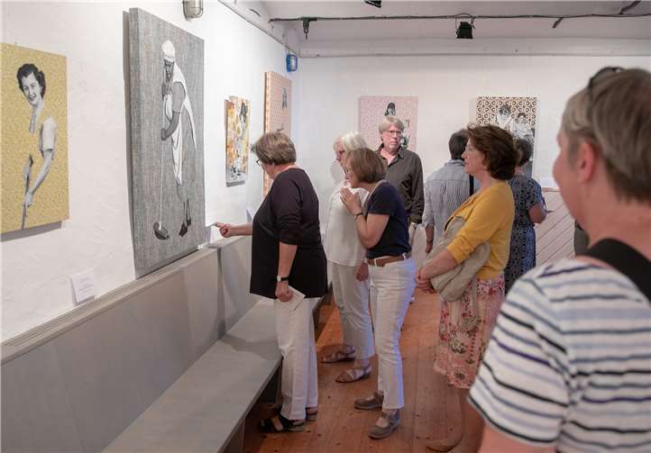 Die Gemälde von Kristina Kanders mit dem Titel „Verschwindende Hausfrauen“ waren auch ein Beitrag zum Thema Gleichberechtigung und Sichtbarkeit.