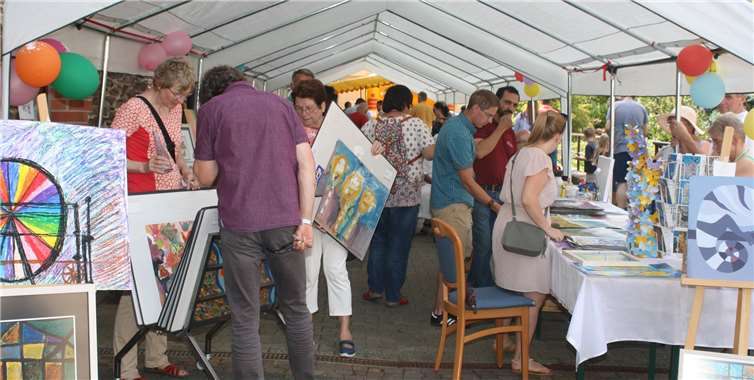 Die Gemäldeausstellung der Heimbewohner wurde von großem Besucherinteresse begleitet.Fotos: -TE-