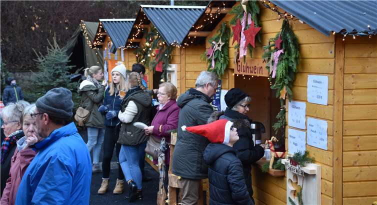 Die Gemeinde Rengsdorf stellte Holzhütten Zelte Toilettenwagen Strom und Beleuchtung.Fotos: HEP