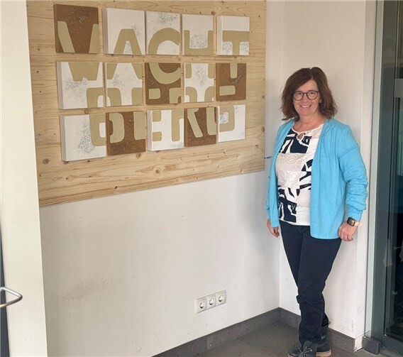 Die Gemeinde Wachtberg freut sich, ein außergewöhnliches Kunstwerk der Künstlerin Beatrix Mursch für einen unbegrenzten Zeitraum im Rathaus präsentieren zu dürfen. Foto: Gemeinde Wachtberg