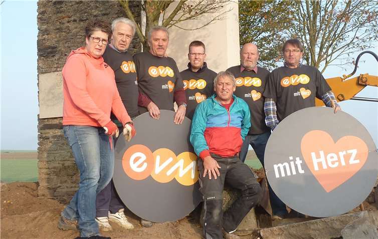 Die Gemeinde Welling freut sich über die Sanierung des Wellinger Hochkreuzes und den Einsatz von Willi Dähler, Mitarbeiter der evm-Gruppe. Privat