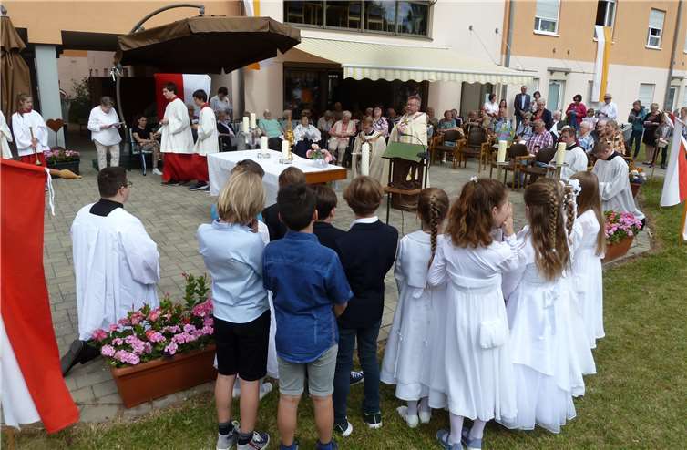 Die Gemeinde beim Gebet am Altenheim.