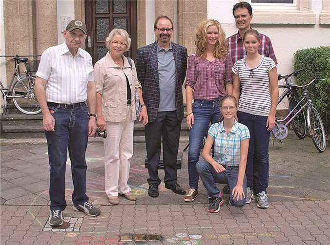 Die Gemeinde der Freikirche der Siebenten-Tags-Adventisten übernahm die Patenschaft über zwei Stationen mit Stolpersteinen in der Johannes-Müller-Straße 6 und in der Kurfürstenstraße 71. US