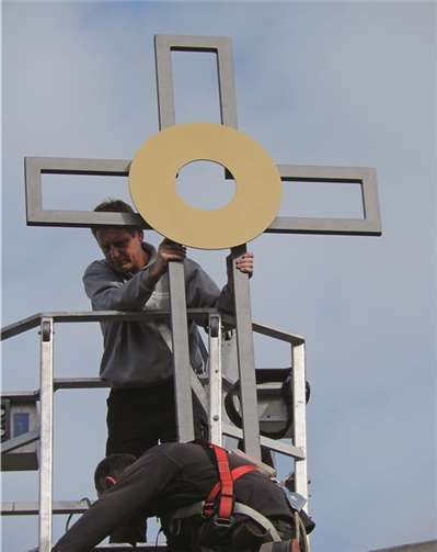 Die Gemeinde freut sich darüber, dass sie ein Kreuz auf dem Kirchturm errichten konnte.privat