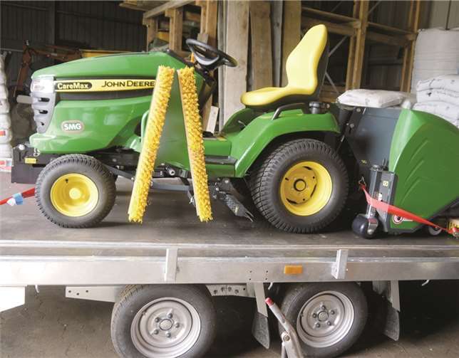 Die Gemeinde hat ein Sportplatzpflegegerät angeschafft, mit samt dem dazugehörigen Transportanhänger. privat