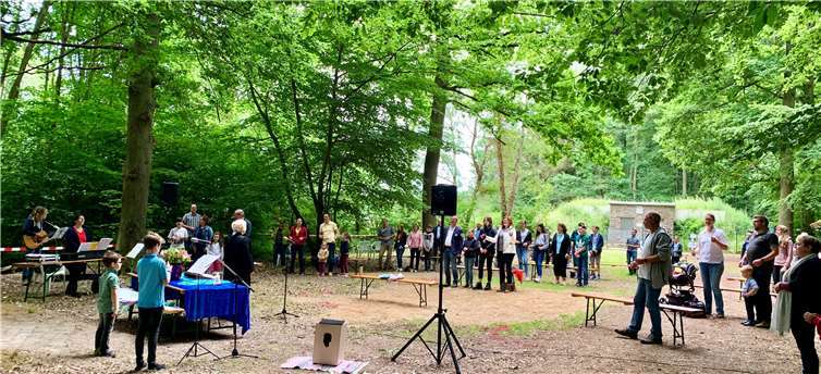 Die Gemeinde traf sich an der Bölinger Hubertushütte im Grafschafter Wald. Fotos: privat