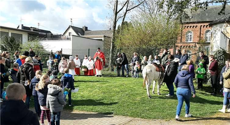 Die Gemeinde versammelte sich am Palmsonntag vor dem Pfarrzentrum in Heimerzheim.  Foto: privat