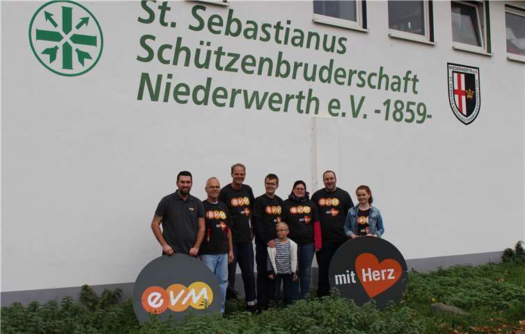 Die Gemeinde von Niederwerth freut sich über die finanzielle Unterstützung und den Einsatz von Carina Heibel und Tim Gotthard. evm