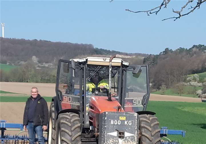 Die Gemeindebediensteten säten die ersten Wiesen ein.
