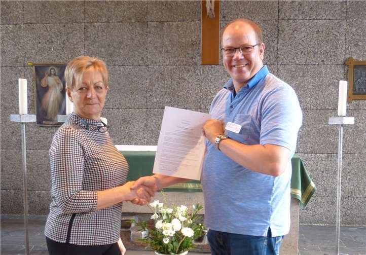 Die Gemeindereferentin Barbara Brötz begrüßte Dirk Büser als Mitarbeiter in der Seelsorge.Foto: privat