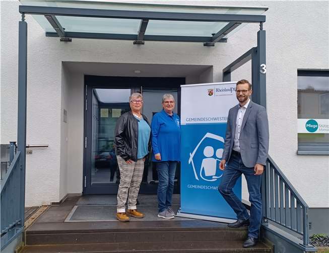 Die Gemeindeschwester plus, Sr. Barbara Spiegelhoff vom Caritasverband (Mitte), wird auch weiterhin in der VG Montabaur unterwegs sein. Ihre Arbeit begleiten seitens der Verwaltung die Generationenbeauftragte Judith Gläser und Bürgermeister Ulrich Richter-Hopprich.  Foto: VG Montabaur / Christina Weiß