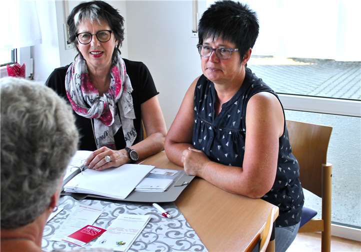 Die Gemeindeschwestern Plus Roswitha Rosenmüller (l.) und Brigitte Siebenmorgen beraten ältere Menschen über Hilfemöglichkeiten im Alltag.  Kreisverwaltung Neuwied