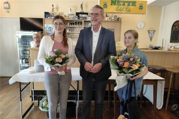 Die Gemeindeschwestern plus Melanie Wionzek (links) und Birgit Boos (rechts) mit Ortsverbandsvorsitzenden Sven Lefkowitz (mitte).Foto: Martina Beate Jakoby