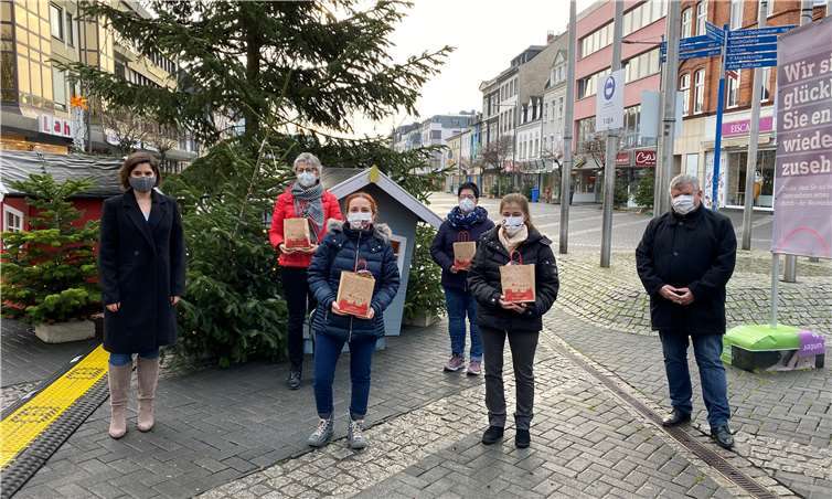 Die Gemeindeschwestern plus von Neuwied, Birgit Boos und Heike Chandoni, sowie ihre Kolleginnen am Standort Linz am Rhein, Roswitha Rosenmüller und Brigitte Siebenmorgen, haben die Vorweihnachtszeit genutzt und insgesamt 350 Weihnachtspäckchen gepackt und coronakonform an ältere Menschen verteilt. (vl.: Carina Breßler, Roswitha Rosenmüller, Heike Chandoni, Brigitte Siebenmorgen, Birgit Boos und Michael Mahlert).Hinweis: Das Foto wurde vor dem harten Lockdown aufgenommen