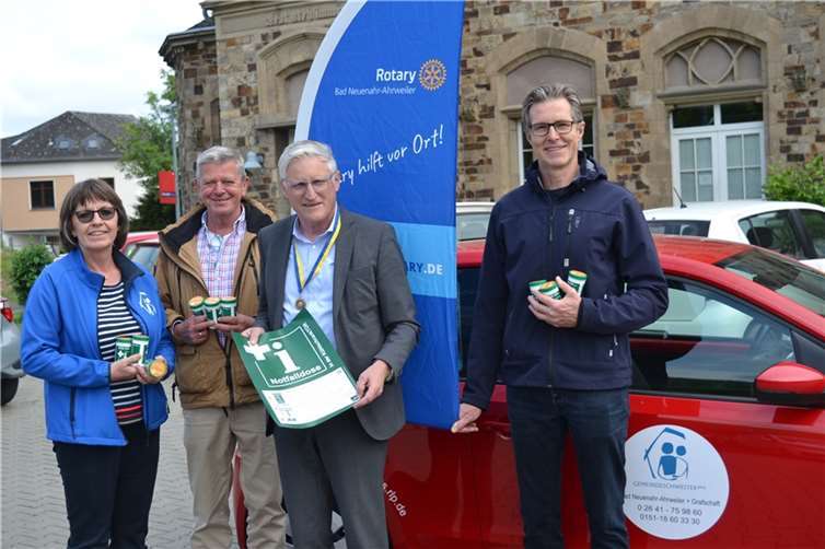 Rotary Club Bad Neuenahr-Ahrweiler übereichte 250 Notfalldose Die Gemeindeschwesternplus im Landkreis Ahrweiler sagen Danke. Foto: Eberhard Thomas Müller