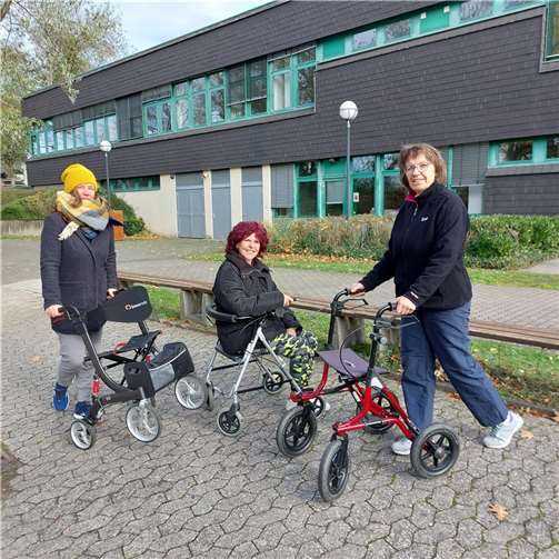 Die Gemeindeschwesternplus mit den Rollatoren. Foto: privat