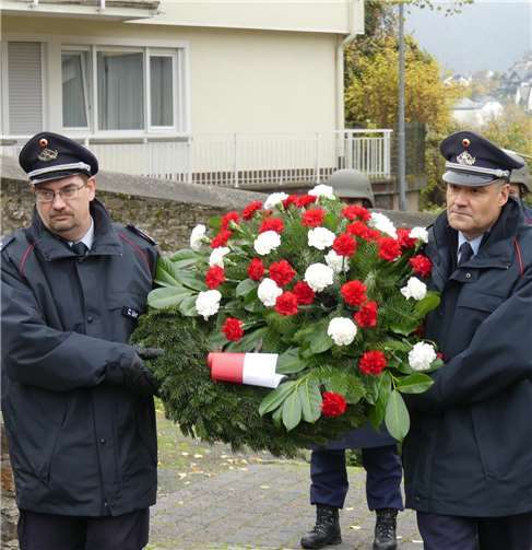 Die Gemeinschaft der Trauergäste hatte sich auf dem städtischen Friedhof vor dem Denkmal der Kriegsopfer eingefunden.