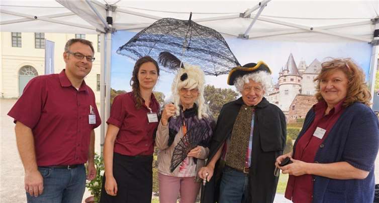 Die Generaldirektion Kulturelles Erbe (GDKE) verwandelte die Gäste in die Schlossherren von Schloss Bürresheim. STUKO